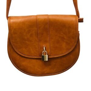 JustFab NWOT Cognac Tan Saddle Crossbody Bag Gold Lock Faux Leather Saddlebag